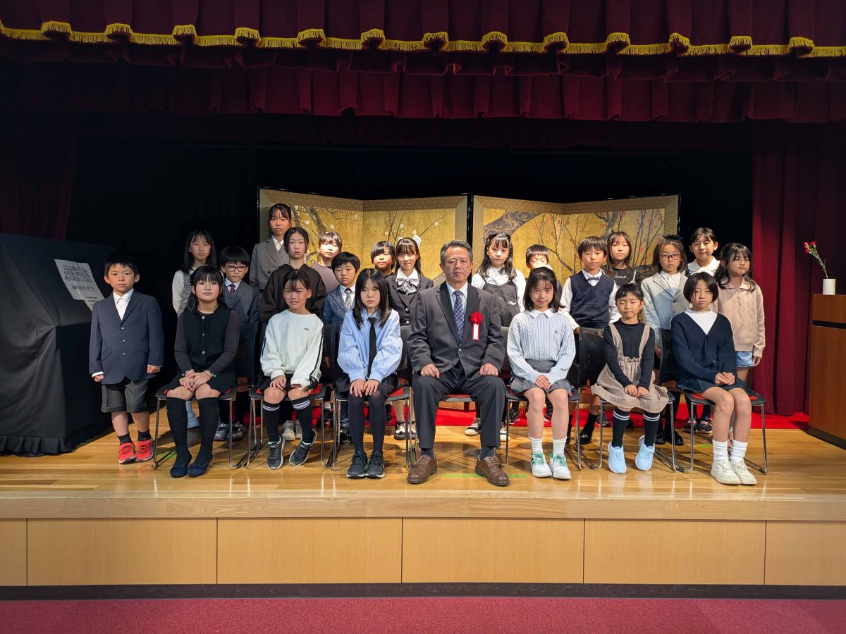 書写の部の入賞者の皆さん。中央は柏市教育委員会教育長の田牧徹さん