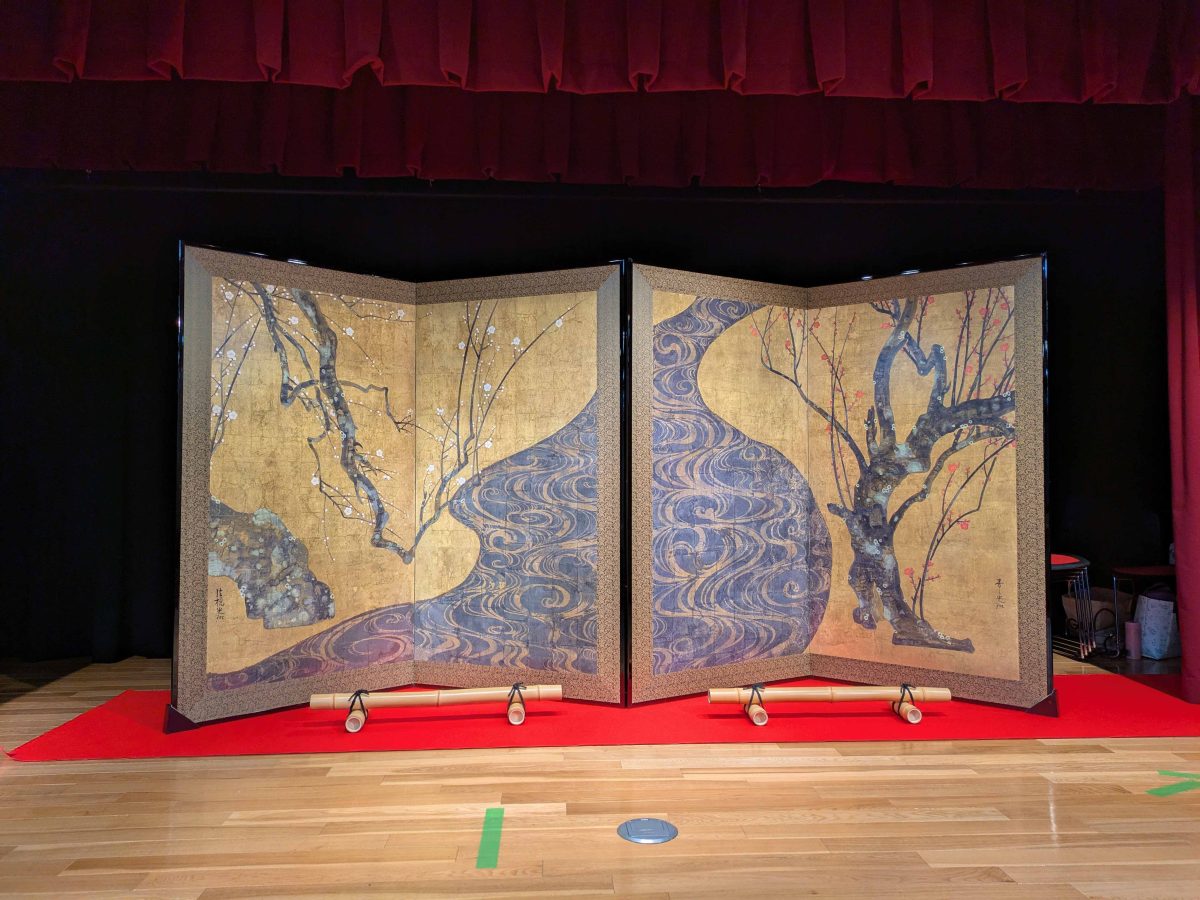 表彰式の壇上に置かれた紅白梅図屏風（尾形光琳作。レプリカ）。式の終了後、この前で記念撮影ができます。多くのご家族が撮影されていました。