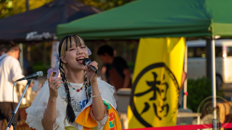 声がいいし、常に笑顔を絶やさない。