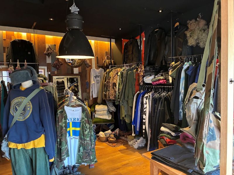 2階のお店にもたくさんのセレクト古着