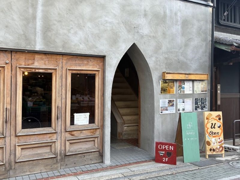 駅からとことこ歩いて茨木阪急本通商店街に入り、ちょっと右に曲がったところにある木のめ舎ビルヂング
