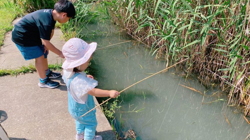【松戸市】気づけばパパが一番本気？！親子で楽しむ「根木内歴史公園」でザリガニ釣り