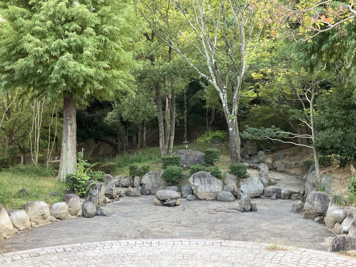 日本庭園風の場所もありました。園内に2カ所「滝」があるようですが、訪れたときは水が流れていませんでした。