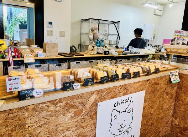 店舗内正面ショーケース