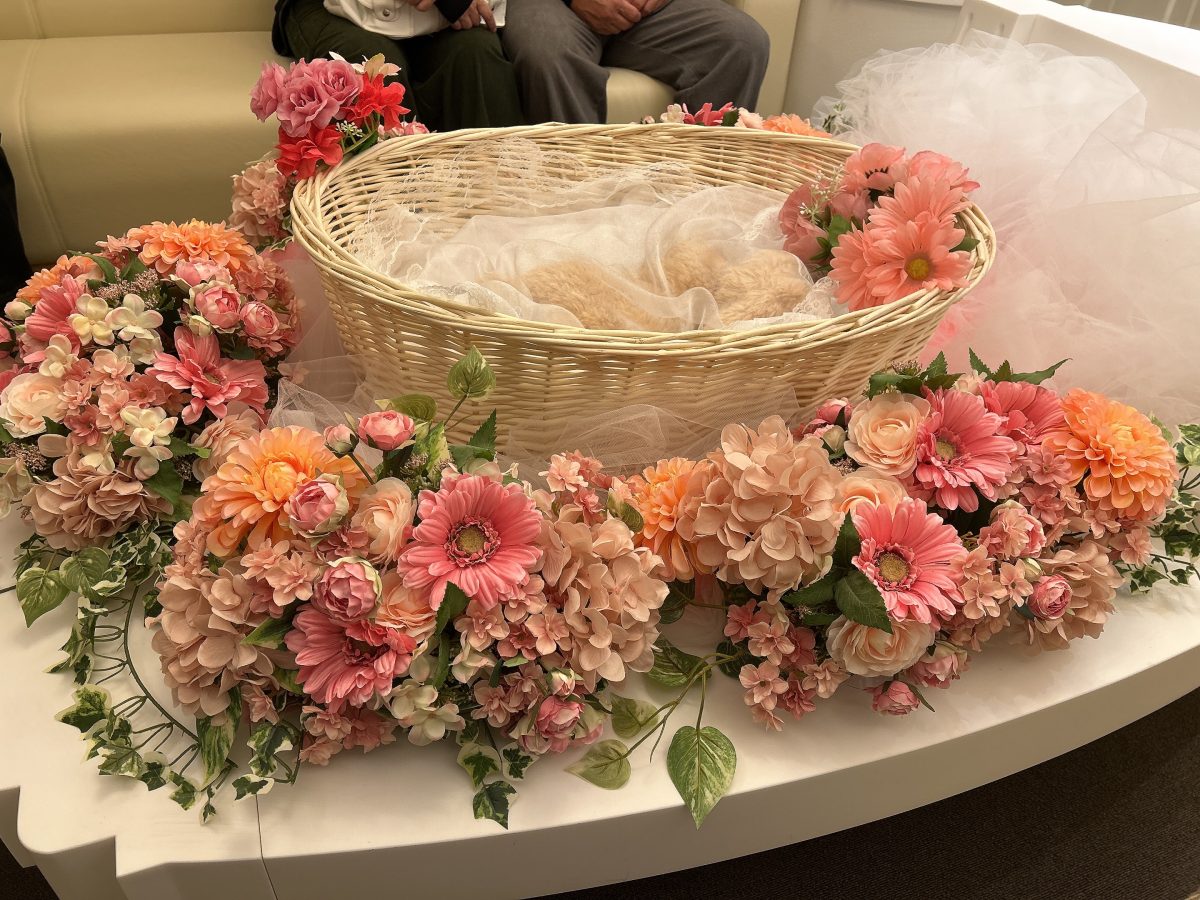 お花に囲まれ ご家族だけで ゆっくりお別れできます 最後の瞬間まで 一緒にいたいという想いを形に