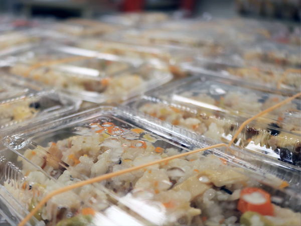 炊き込みご飯は、きのこなど秋の味覚もたっぷりと