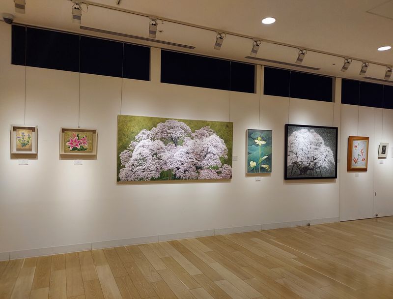 今回の展示は、すべて花を主題とした作品。もちろん、アートラインかしわのテーマ「栢花繚乱」を意識されています！