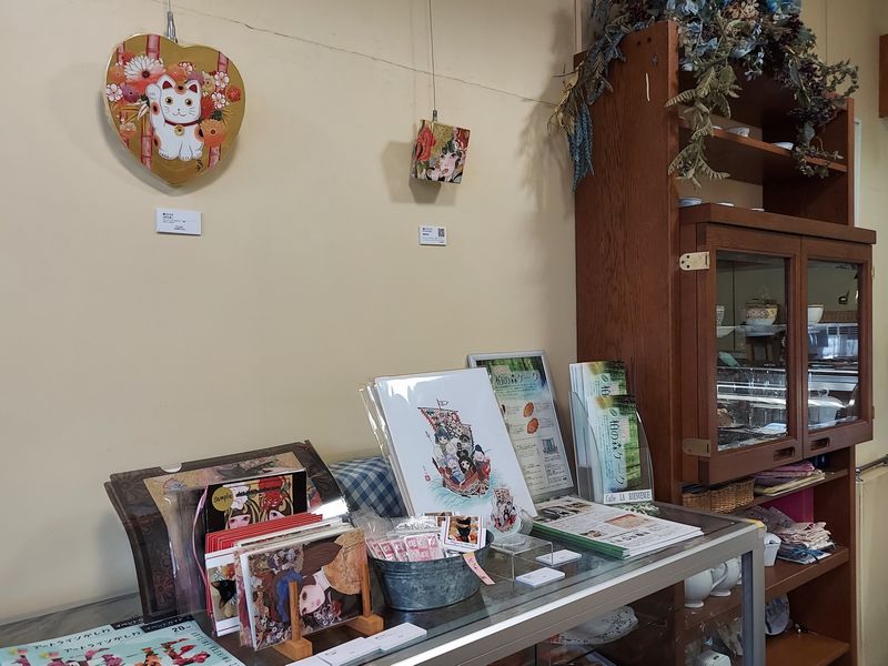 ポストカード、缶バッヂなど、通常の樋口さんの作品展ではあまり出品することのないグッズも販売されています。お土産にぜひどうぞ！