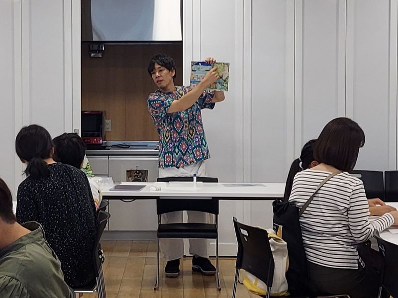 ワークショップ冒頭であいさつする池平さん。「今日までで一番本気で描いてください。」