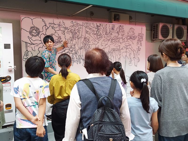 ドン・キホーテ横に設置された、色のついていない線画のキャンバスを見学。題材については「今の自分には“ぎりぎり描けなさそう”と感じるものを選ぶのがコツ」と池平さん。