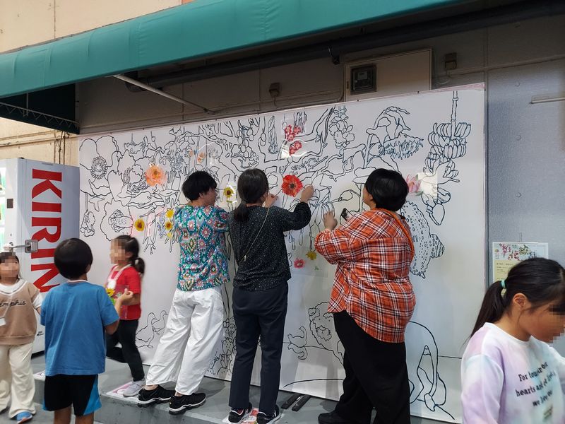 ドンキ横のキャンバスに作品を貼っていきます。