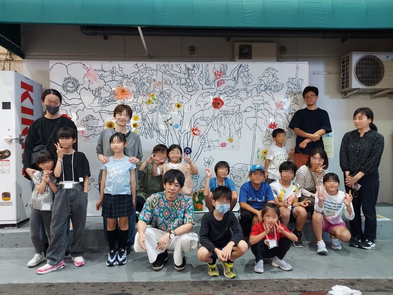 池平さんを囲んで集合写真。参加したお子さんの一人に感想を聞くと、「めっちゃ楽しい、めっちゃ達成感、毎日やりたい！」と興奮気味に話してくれました。
