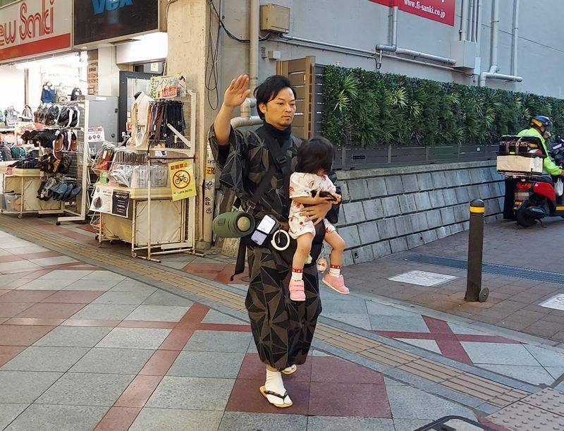 実はふだんのお仕事は高校の教諭という寛祐氏。今年は幼いお子さんとともに実演！