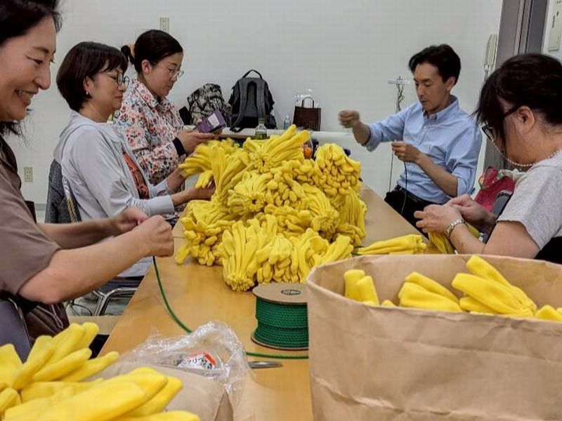 材質はポリエステルのニット生地。タンポポを柱に取り付けるため、事前にアートラインかしわメンバーが紐を通して準備しています。