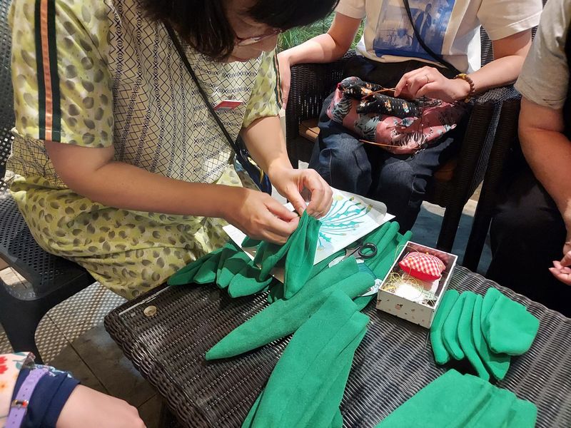 茎に通す「総苞（そうほう）」の部分を針と糸で縫い合わせていきます。今回展示しているのはニホンタンポポ。西洋タンポポと違って総苞が閉じているのだと、川上さんが教えてくださいました。