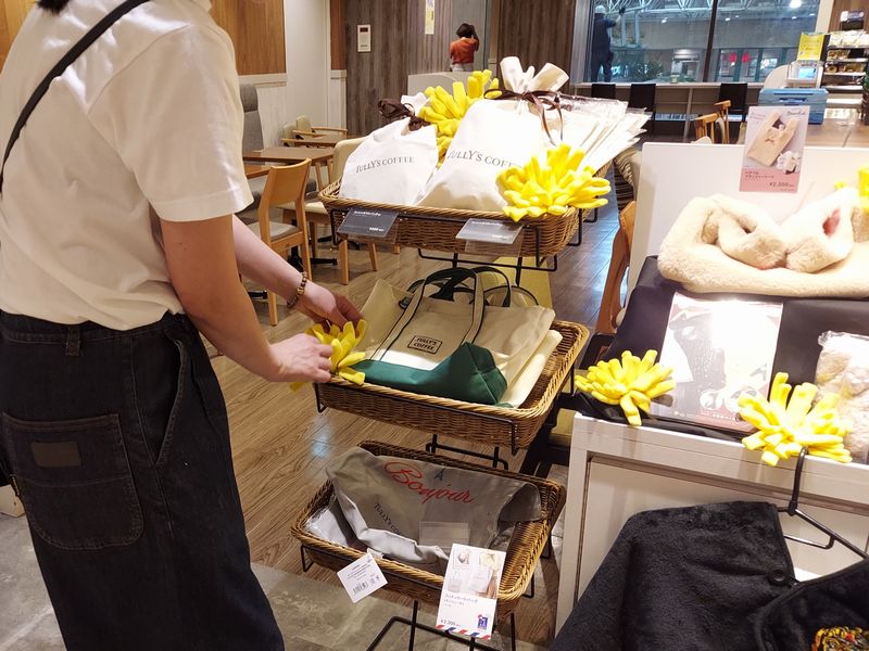 タリーズさんのご協力のもと、店内にもたくさんのタンポポを飾りつけます。