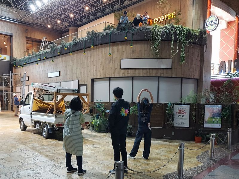 テラスからの垂れ下がり具合を指示する川上さんとアートラインかしわメンバー。「オッケーです！」
