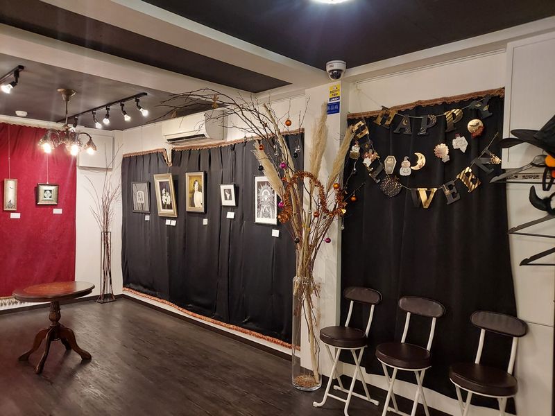 いつもの重厚な展示スペースがハロウィンと絶妙なコラボ！