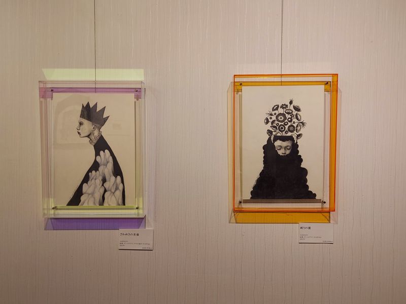 私のイチオシはコレ（右）。ナカオカズマさんの作品「眠りの園」。