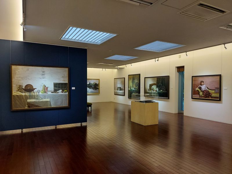 西房さんの世界へ。中学時代から近年までの作品約30点が展示されています。11月5日から始まる後期の作品も楽しみ！