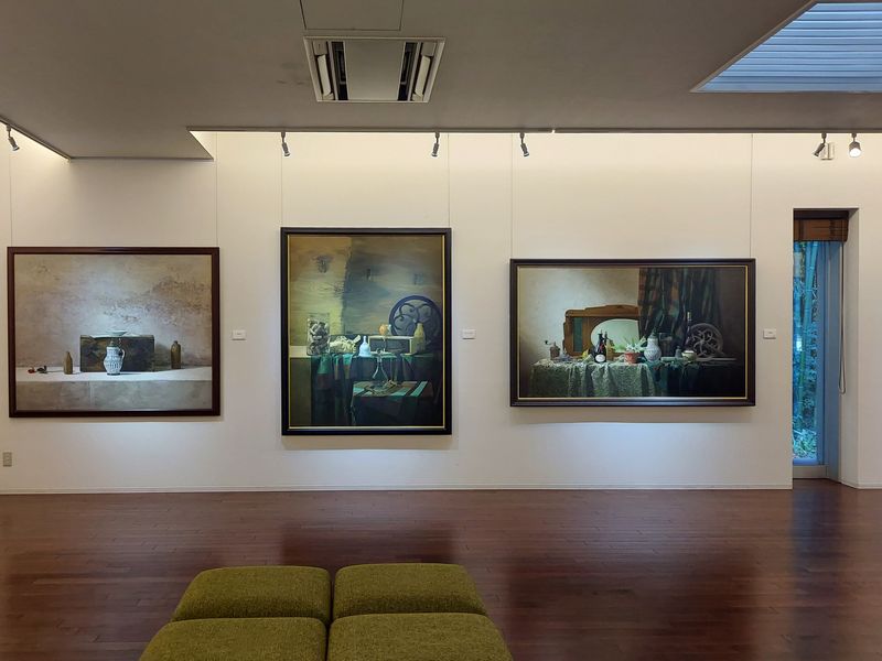 縦長の窓と一体化した展示も、森の美術館の楽しみのひとつ。