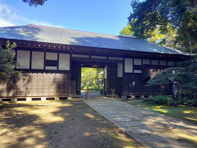 染谷家住宅の長屋門は天保6年(1835)に建造され、染谷家住宅のなかでも最も古い建物。周囲の土塁と併せて柏市の景観重要建造物に指定されています。