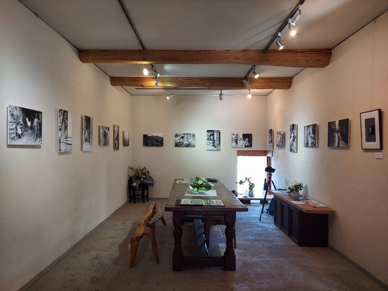 中村順二美術館の常設展では順二さんのカラフルな絵が展示されますが、モノクロの世界も似合いますね。