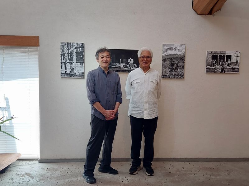 小口さんと中村館長。「高校時代、実際に教科を教えていただいたことはなかったので、年上の友だちのような関係です」と小口さん。