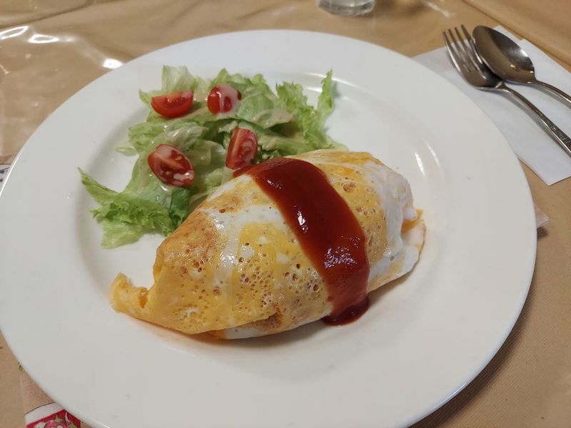 ちょうどお昼時だったので、丸みを帯びた形がかわいいオムライスをいただきました。食後にいただいたコーヒーもまた絶品！ 苦味、甘み、すっきりした味わいが順番に感じられ、一口で3つの味が楽しめます！