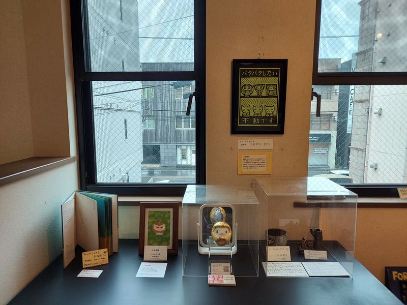 「ふくろう展」の発案者・大野隆司先生の作品ももちろんあります。おなじみのネコちゃんがふくろうとコラボ！