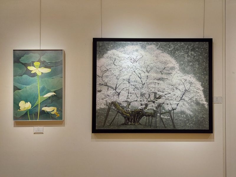 左の作品は、お母さまへの思いが込められた「華果」。右が「淡墨桜」。新境地の作品、じっくりご覧ください！