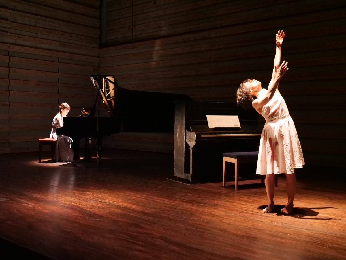 昨年度のホール公演の様子です。（羊は安らかに草を食みー被爆ピアノとダンスが織りなす未来/豊中市立文化芸術センター 小ホール）