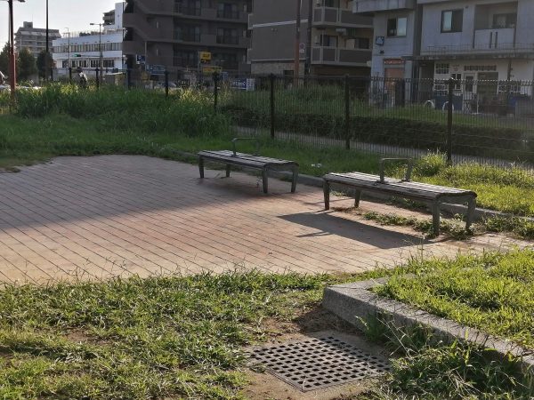 中百舌鳥駅前公園　ベンチ