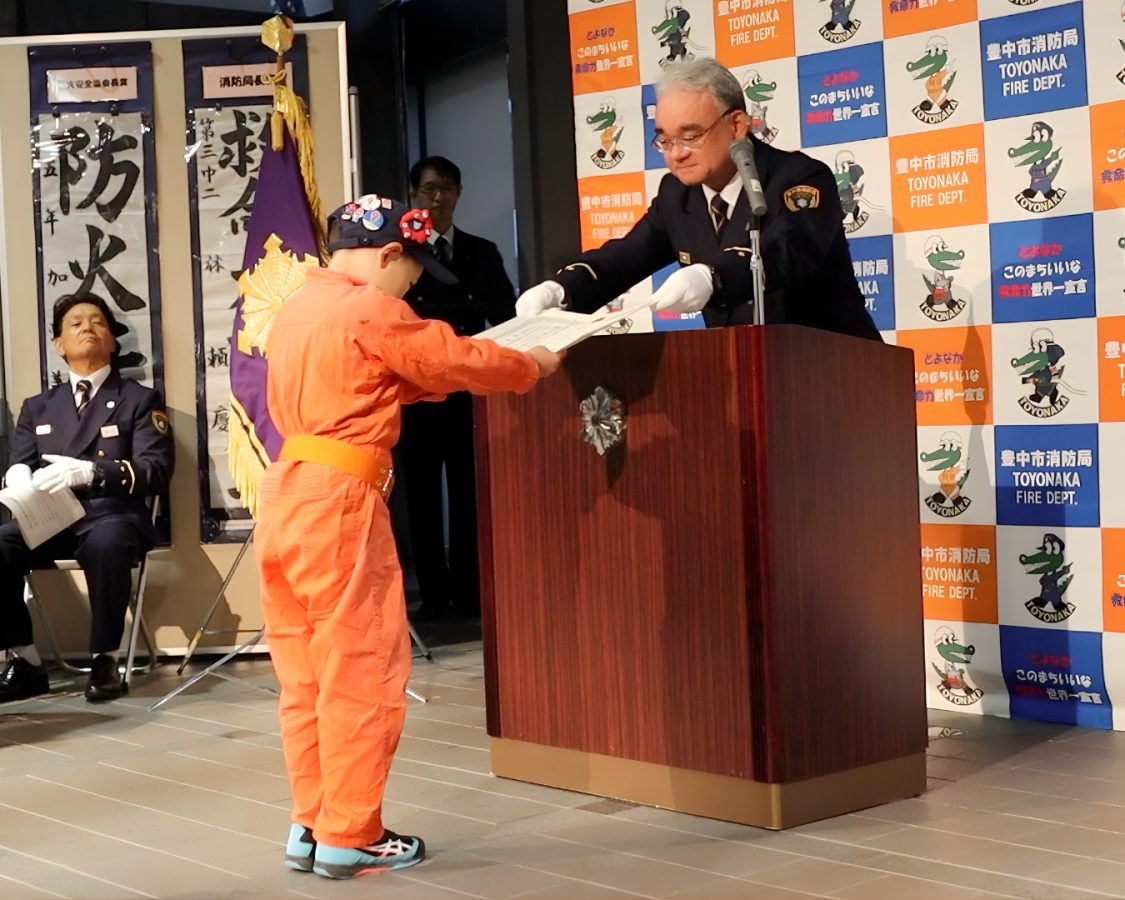 憧れの新千里消防署長さんから、直接表彰状を受け取りました。