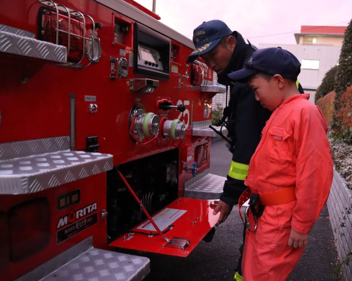 憧れの消防車を目の前に、息子も「FASTかっこいい！」と大興奮！