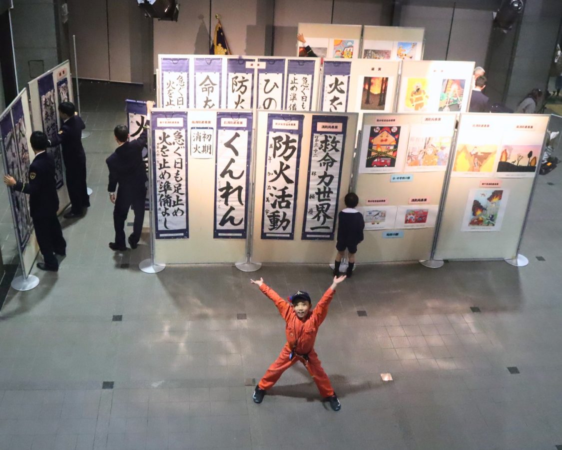 豊中市役所ロビーに入賞作品70点がずらり。 子どもたちの力作が並び、会場は華やかでした。