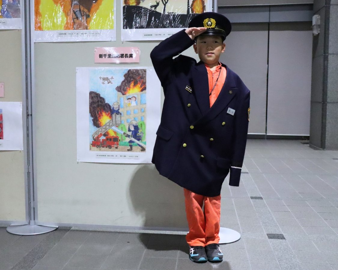 消防士さんの制服をお借りして、「一緒に働こうね」と声をかけてもらい、にっこり！