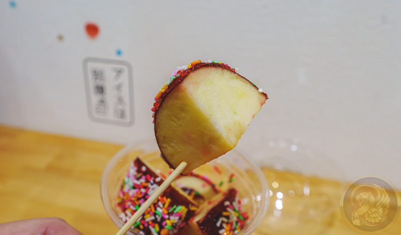 カットされたりんご飴の断面。中のりんごが大きい!