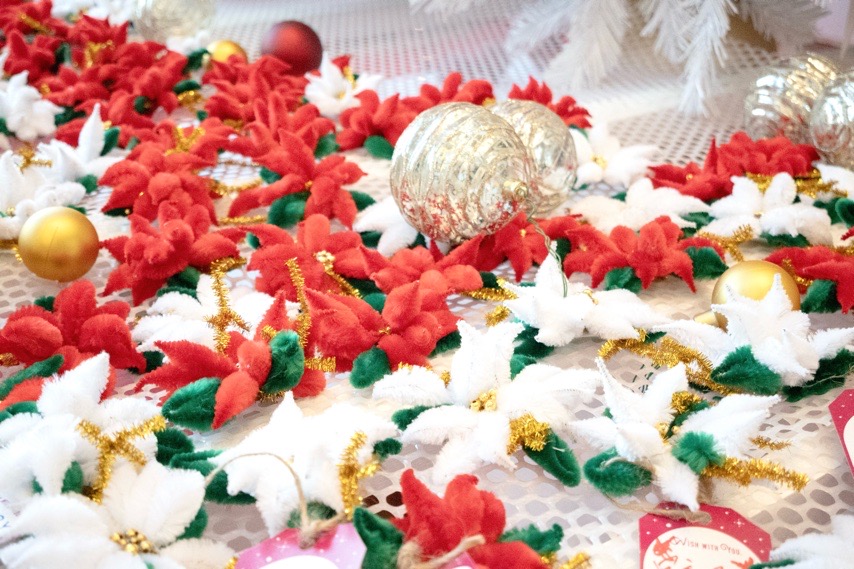 ツリーの足元には、ワークショップで手作りされたポインセチアがクリスマスツリーを引き立てます。ひとつひとつにクリスマスへの願いや思いが込められたメッセージタグが付いていました。