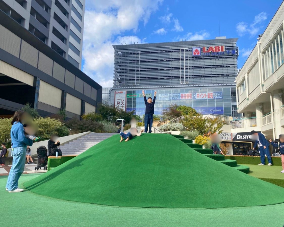 買い物の合間には、子どもが思いっきり遊べる