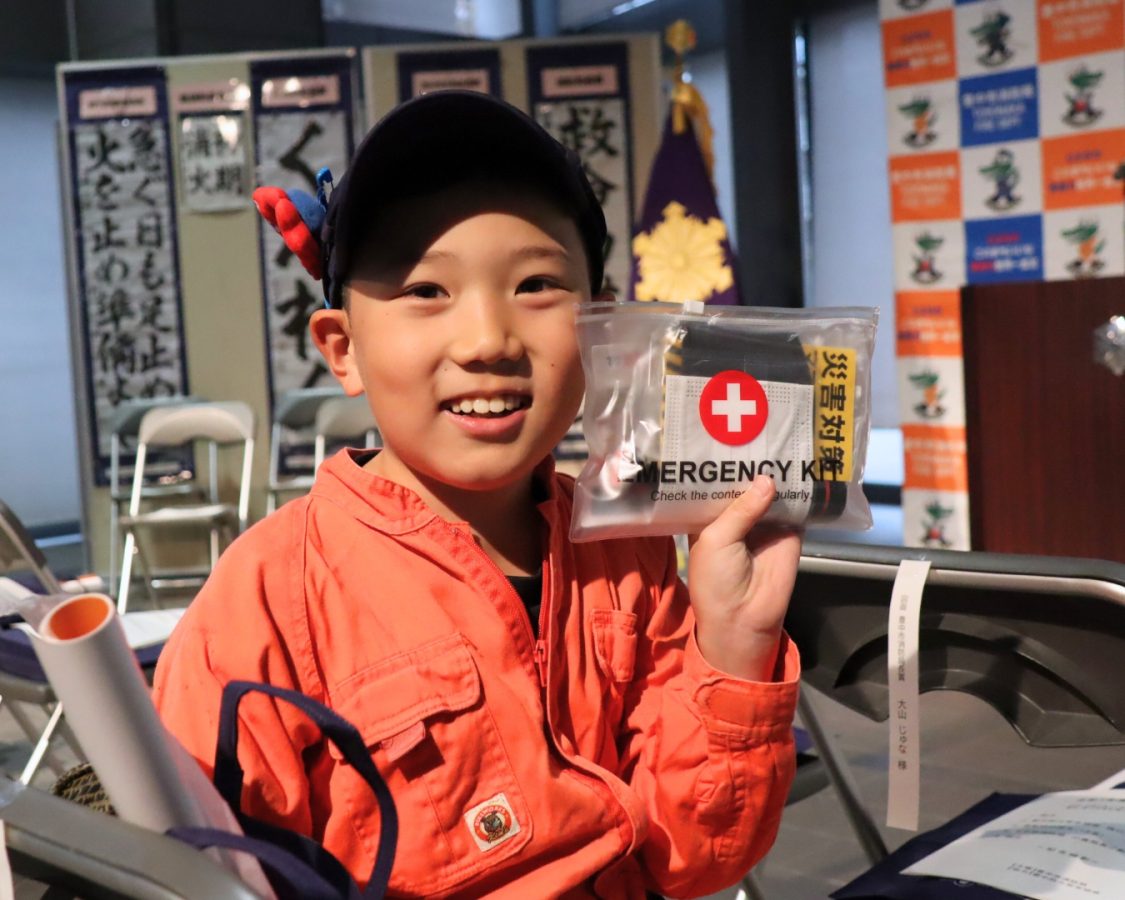 防災セットの賞品も！ 「自分の防災セットに加えたい！」とワクワクする息子。