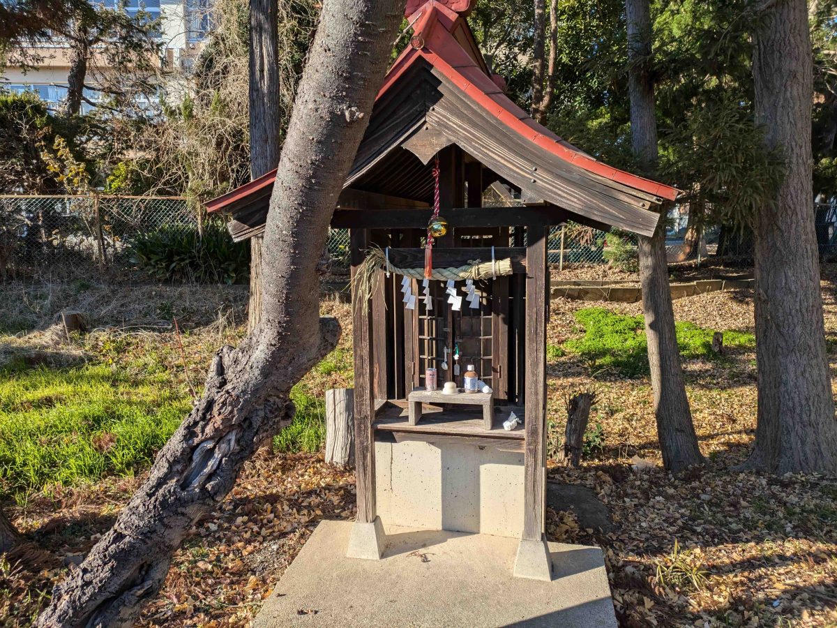 地主神社の道路向い少し奥には弁財天が祀られています。