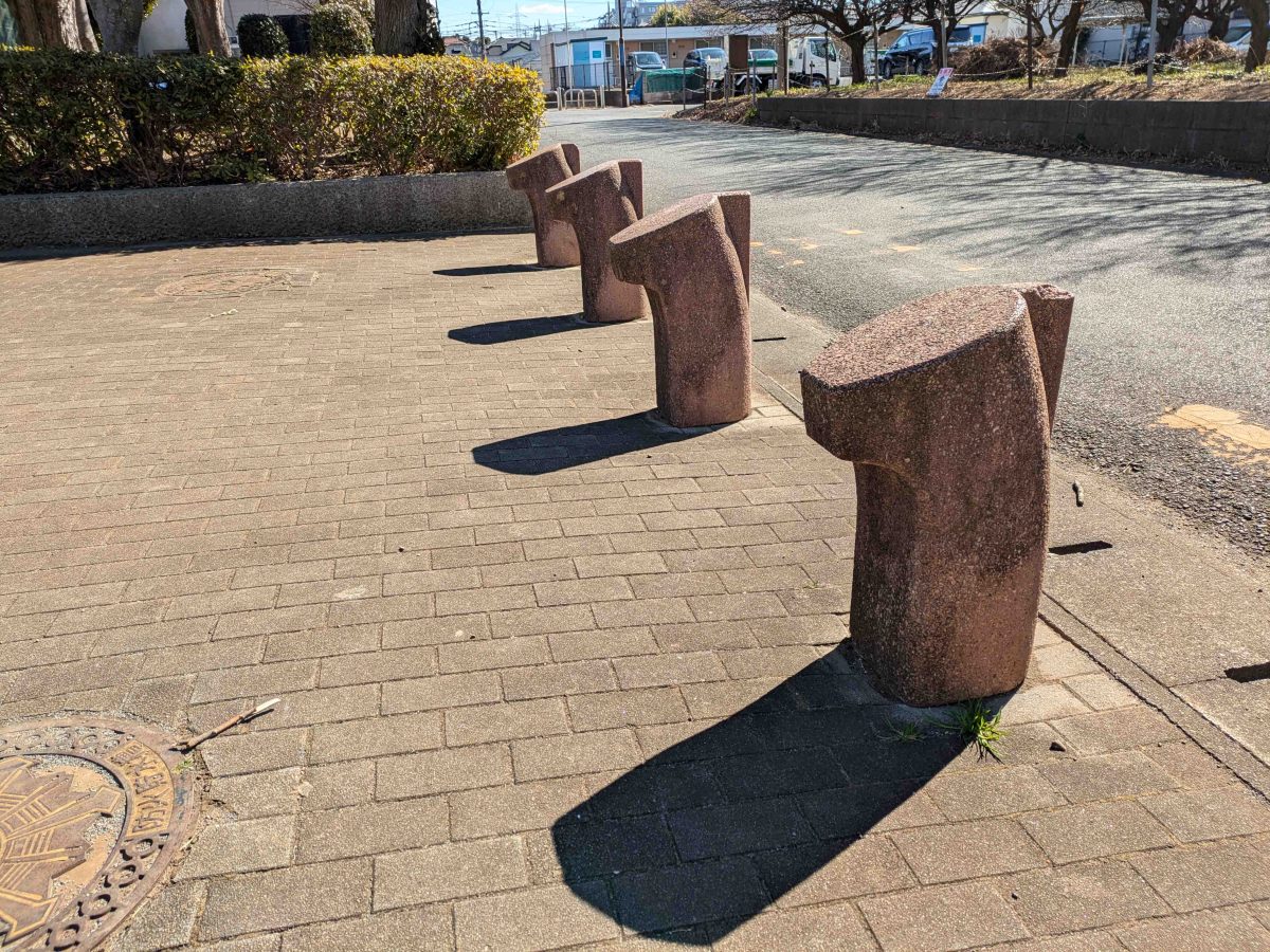 公園の車止めが馬の形に見えます。