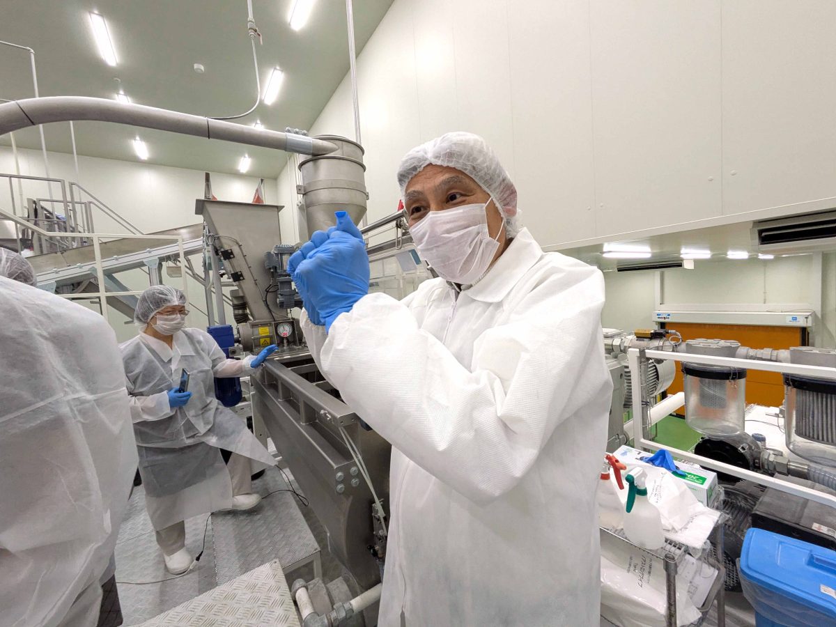 工場見学で見学者に説明をするニューオークボの社長、中嶋徳治さん