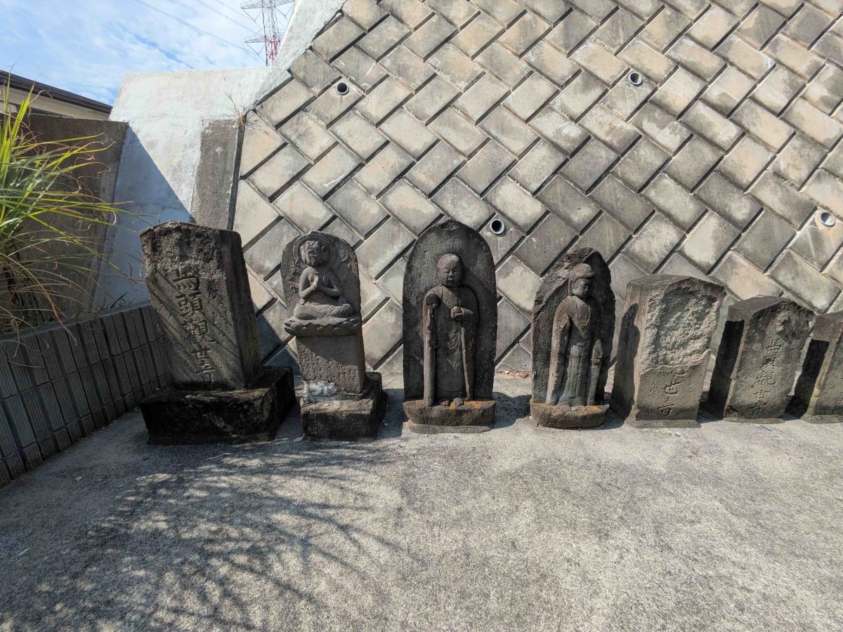 諏訪道の道路脇にある石塔