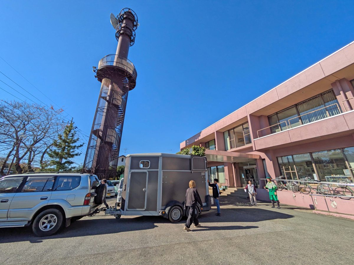 利根運河交流館に到着。馬は牽引された車に乗っていました。