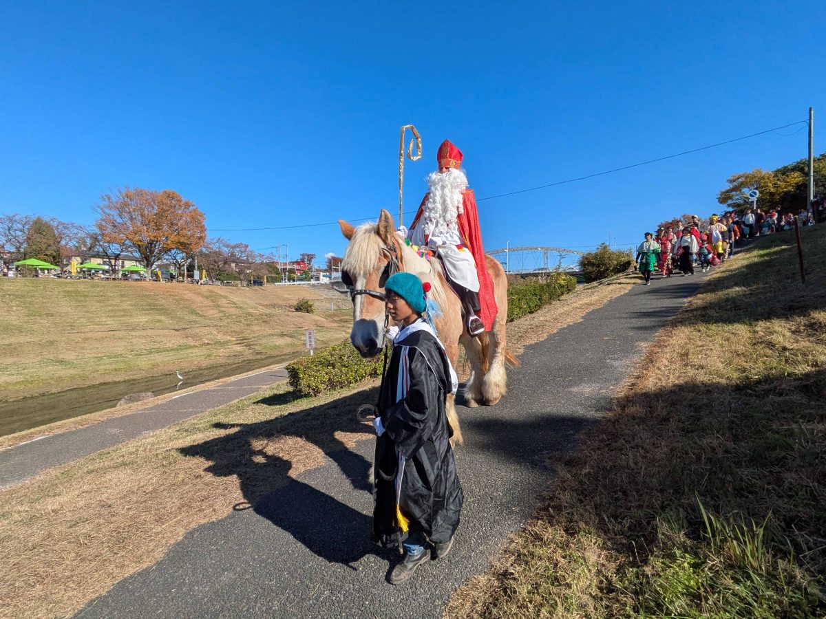 坂を下ってイベントステージに向かうところ
