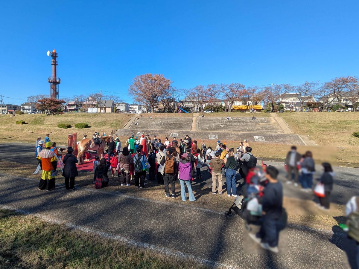 賑わうイベントステージ。子どもたちがプレゼントを受け取ったり、記念写真を撮ったりしていました。