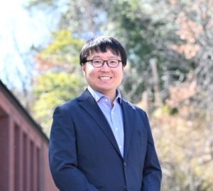 国際教養学科の韓 光勲先生。全国紙記者などのご経歴をもつ。