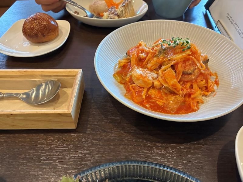 パスタには、パンとサラダもついていました♪